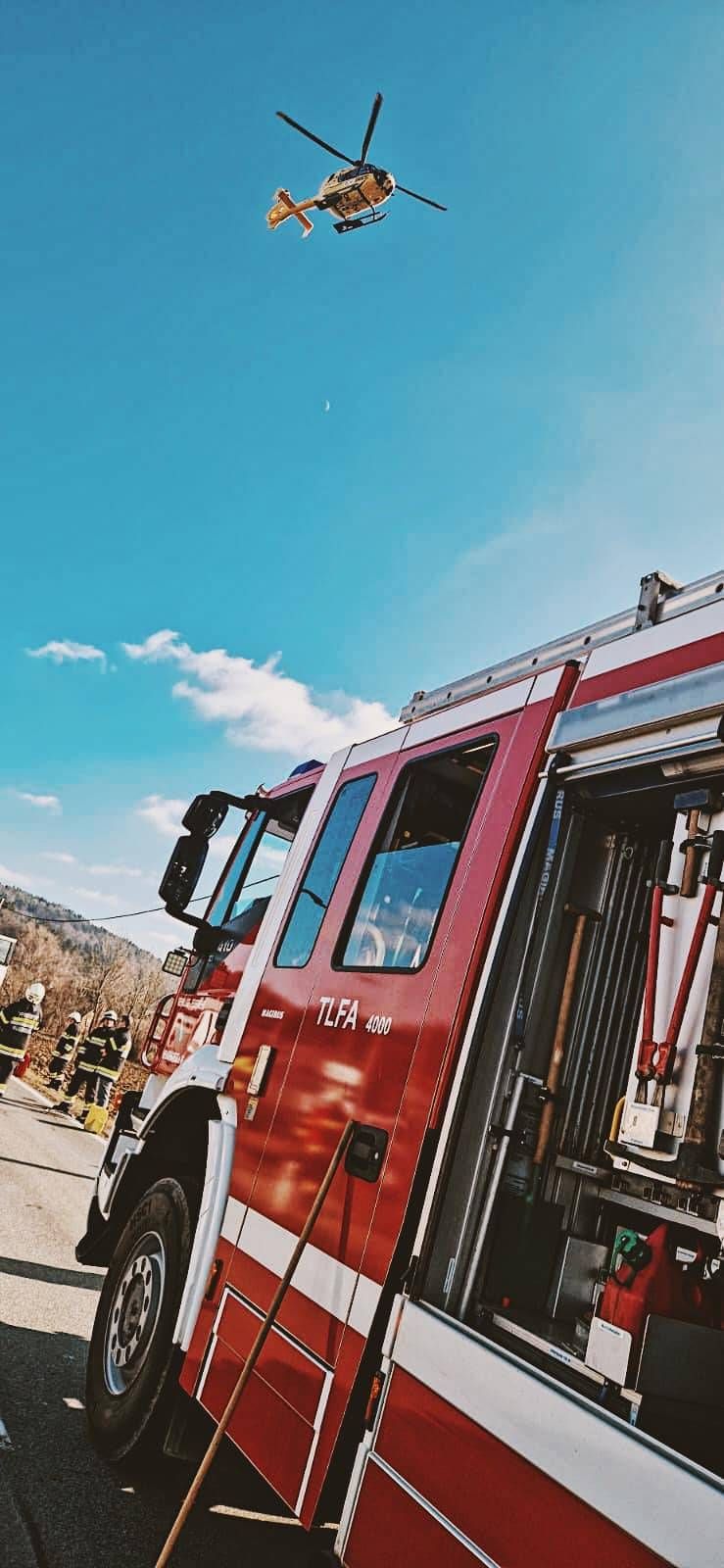 Bild enthält, Aircraft, Helicopter, Transportation, Vehicle, Helmet, Person, Truck, Machine, Wheel