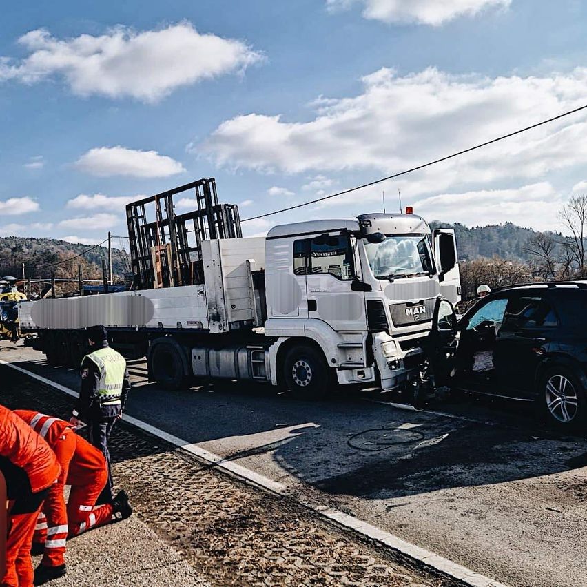 Bild enthält, Transportation, Truck, Vehicle, Person, Adult, Male, Man, Flat Bed Truck, Car