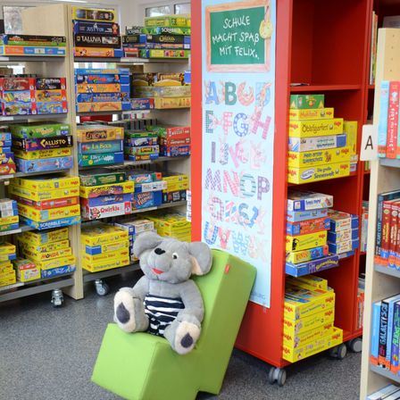 Bild enthält, Shelf, Toy, Book, Indoors, Library, Publication, Shop, Person, Furniture