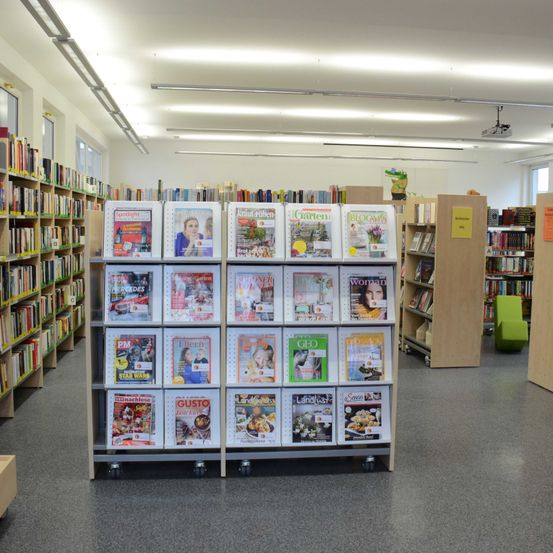 Bild enthält, Book, Publication, Indoors, Library, Person, Shop, Couch, Furniture, Chair, Car