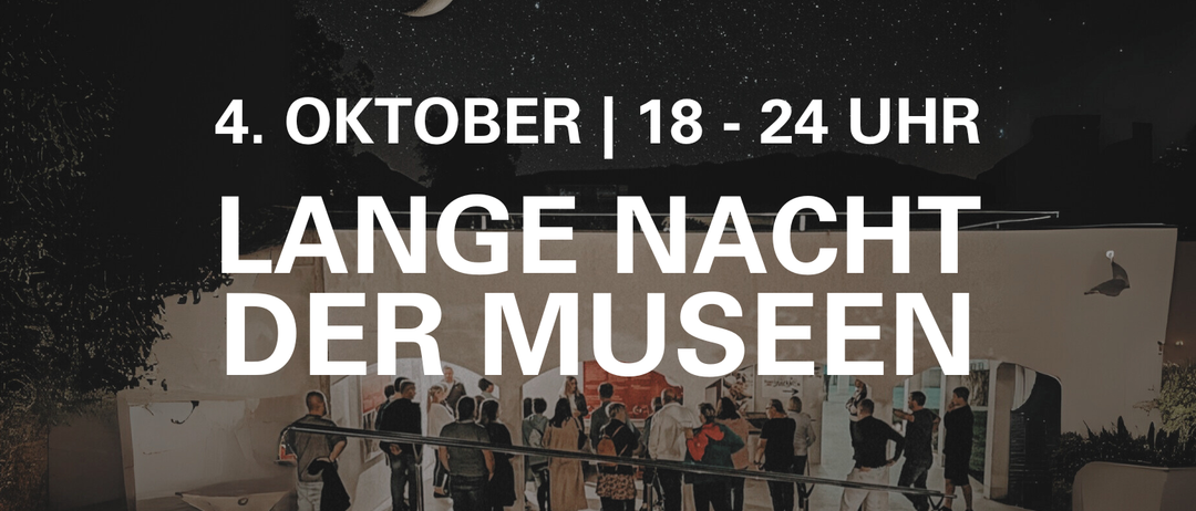 Eine Menschenmenge steht vor einer Kunstausstellung unter einem Sternenhimmel. Die Worte '4. Oktober | 18 - 24 Uhr Lange Nacht der Museen' sind zu sehen.