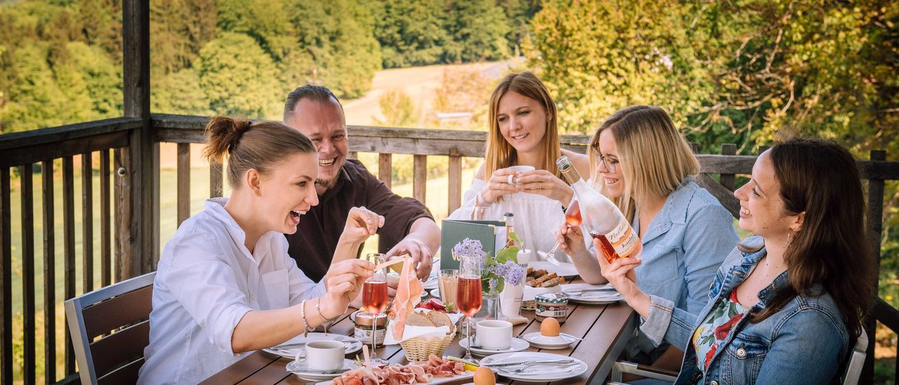 Bild enthält, Countryside, Nature, Outdoors, Adult, Female, Person, Woman, Brunch, Rural, Farm