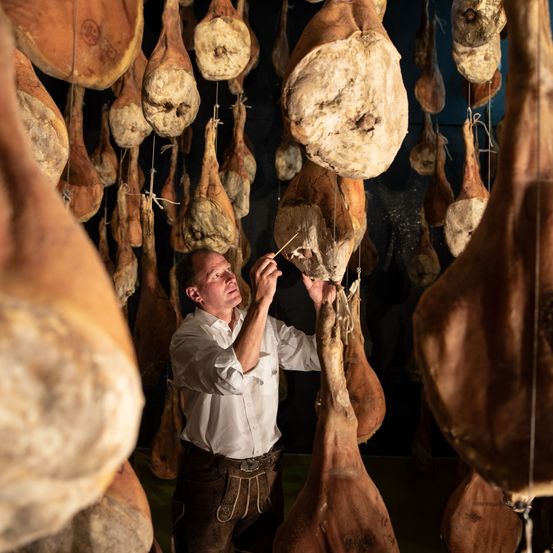 Bild enthält, Adult, Male, Man, Person, Meat, Pork, Butcher Shop, Shop, Handbag, Face