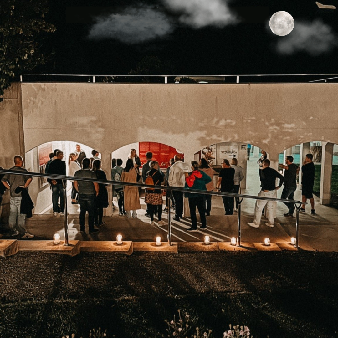 Bild enthält, Urban, Night, Outdoors, People, Person, Adult, Male, Man, Lighting, Moon