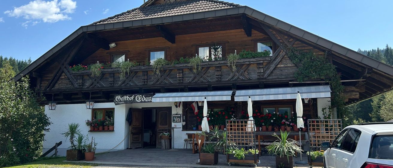 Bild enthält, Plant, Housing, Outdoors, Shelter, Car, Countryside, Nature, House, Rural, City