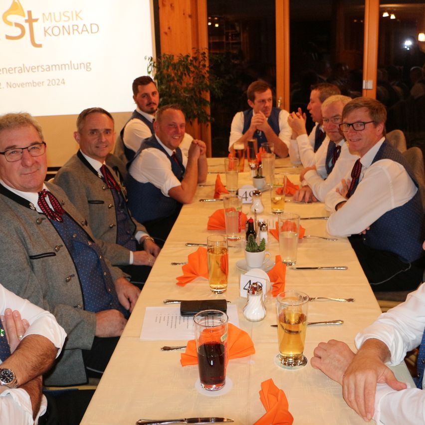 Bild enthält, Shirt, Dining Table, Table, Formal Wear, Adult, Male, Man, Person, Restaurant, Tie