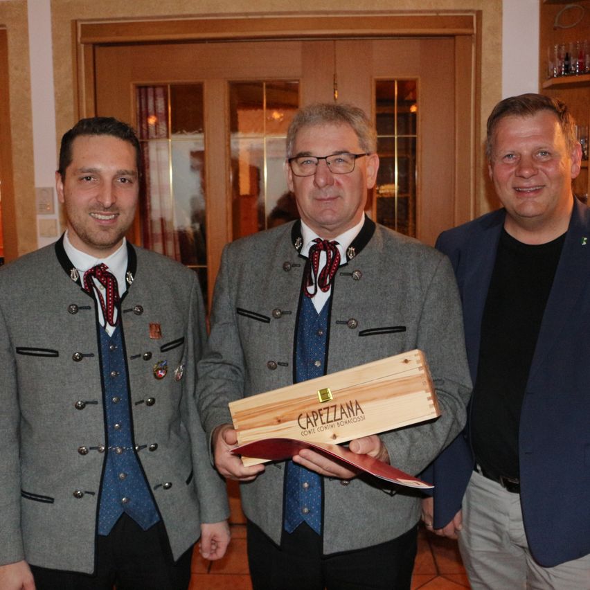 Bild enthält, Coat, Jacket, Blazer, Plywood, Wood, Formal Wear, Tie, Adult, Man, Person