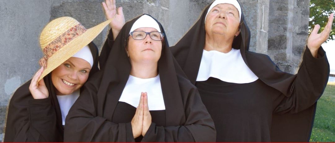 Bild enthält, Advertisement, Poster, People, Person, Hat, Adult, Female, Woman, Graduation, Portrait