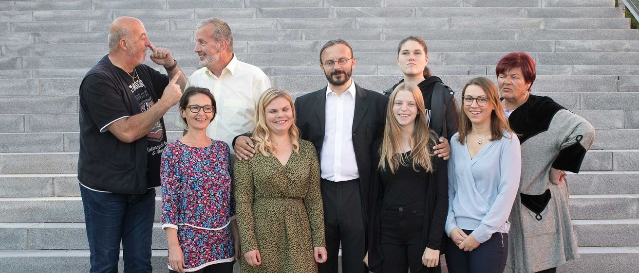 Bild enthält, Groupshot, Person, Adult, Female, Woman, Male, Man, People, Pants, Jeans