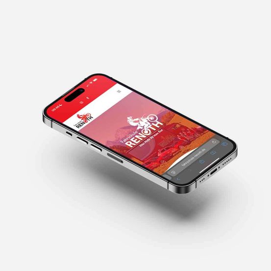 Ein Smartphone zeigt eine Website für RENOTA mit rotem Hintergrund und einem Bild eines Mountainbikes.