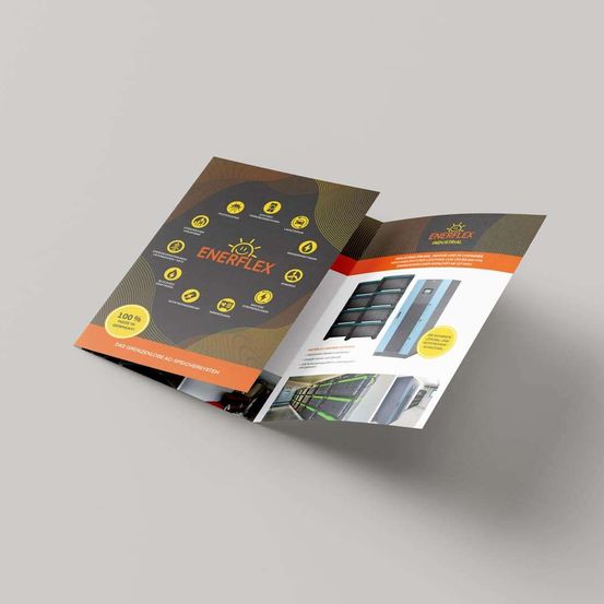 Geöffnete Broschüre, die die Marke 'Enerflex' präsentiert, mit Schwerpunkt auf Merkmalen wie 100% Made in Germany, mit Symbolen für Sicherheit, Effizienz und Langlebigkeit und Bildern von modularen Lagersystemen.