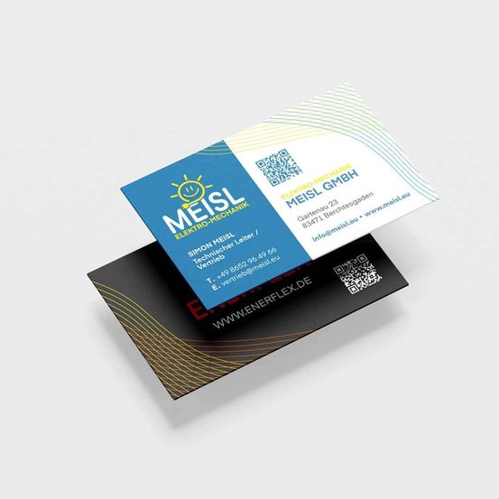 Eine blau-weiße Visitenkarte mit dem Namen 'MEISL Elektro-Mechanik' und Kontaktdaten, auf einer schwarzen Karte mit 'WWW.ENERFLEX.DE' auf weißem Hintergrund.