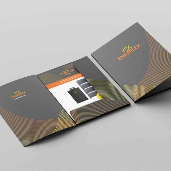 Zwei Broschüren mit dem Titel 'ENERFLEX' und einem Logo mit Sonne und gelben Wellen. Eine ist geöffnet und zeigt ein schwarzes Produktbild.