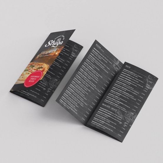 Zwei gefaltete Restaurantmenüs. Ein Menü zeigt eine Pizza mit Käse und Tomaten. Das andere Menü listet Nudel- und Pizzagerichte auf.