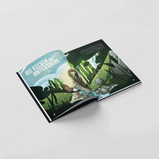 Ein offenes Buch zeigt eine Illustration eines Waldes mit einer Person in der Mitte, begleitet von dem Text 'Die Reise von Untersberg'. Das Buch liegt auf einem weißen Hintergrund.