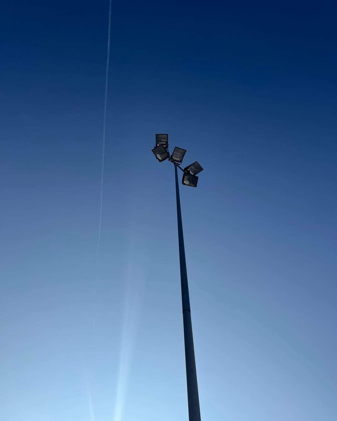 Bild enthält, Utility Pole, Lamp Post, Nature, Outdoors, Sky