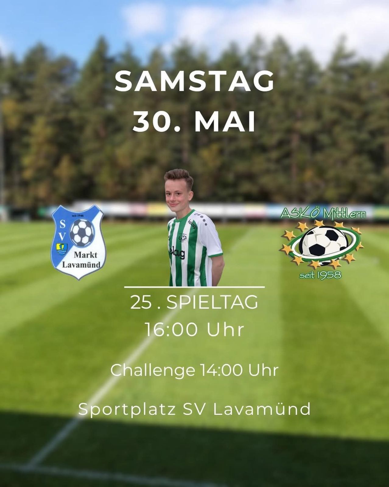 Ein Fußballspieler steht auf einem Feld. Das Datum ist Samstag, 30. Mai. Die Challenge beginnt um 14:00 Uhr und das Spiel um 16:00 Uhr. Der Ort ist SV Lavamund.