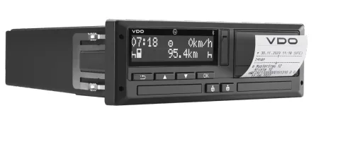 Schwarzes VOD-Autoradio mit Digitalanzeige, die Zeit 07:18, Geschwindigkeit 95,4 km/h und Kilometerstand zeigt. Unter dem Display befinden sich Tasten und eine Karte mit der Aufschrift 'VDO'. Unter dem Radio steht der Markenname 'VDO'.