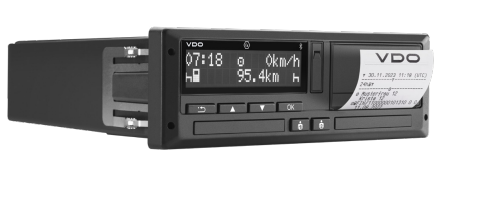Schwarzes VOD-Autoradio mit Digitalanzeige, die Zeit 07:18, Geschwindigkeit 95,4 km/h und Kilometerstand zeigt. Unter dem Display befinden sich Tasten und eine Karte mit der Aufschrift 'VDO'. Unter dem Radio steht der Markenname 'VDO'.
