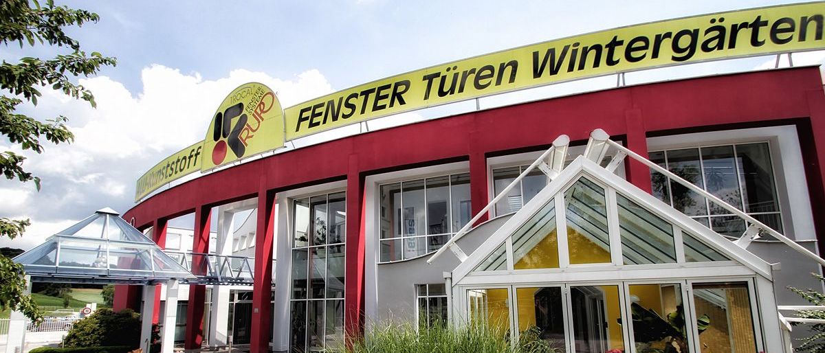 Bild enthält, Building, Interior Design, Shelter, Hotel, Restaurant, Garden, Gardening, Shopping Mall, Car Dealership, Cafeteria