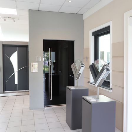 Bild enthält, Floor, Flooring, Architecture, Building, Indoors, Computer Hardware, Electronics, Hardware, Monitor, Screen