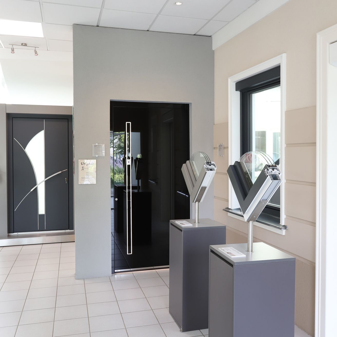 Bild enthält, Floor, Flooring, Architecture, Building, Indoors, Computer Hardware, Electronics, Hardware, Monitor, Screen