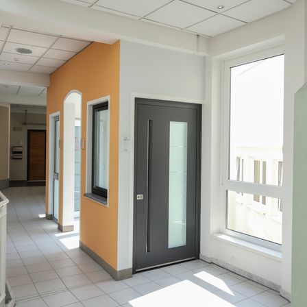 Bild enthält, Floor, Flooring, Indoors, Interior Design, Door, Architecture, Building