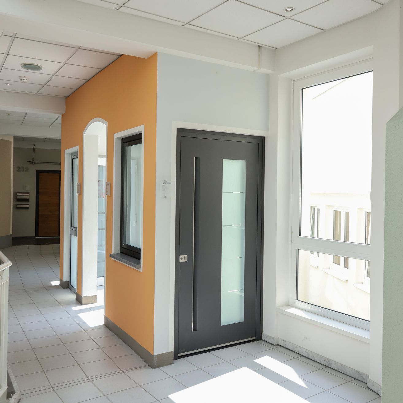 Bild enthält, Floor, Flooring, Indoors, Interior Design, Door, Architecture, Building