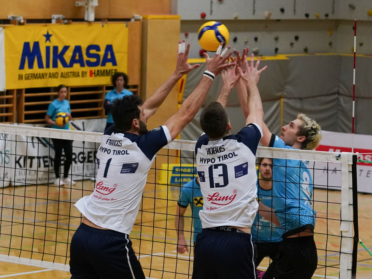 Bild enthält, People, Person, Adult, Male, Man, Volleyball, Volleyball (Ball), Sphere, Playing Volleyball, Face