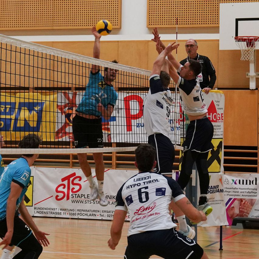 Bild enthält, People, Person, Volleyball (Ball), Sphere, Shorts, Adult, Male, Man, Volleyball Game, Coat