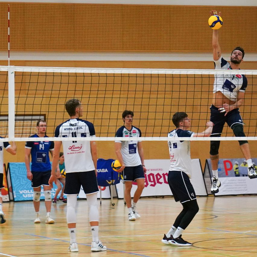 Bild enthält, People, Person, Volleyball, Volleyball Game, Boy, Male, Teen, Volleyball (Ball), Shoe, Shorts