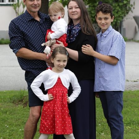 Bild enthält, Photography, Portrait, Grass, People, Blouse, Pants, Park, Dress, Shirt, Tree