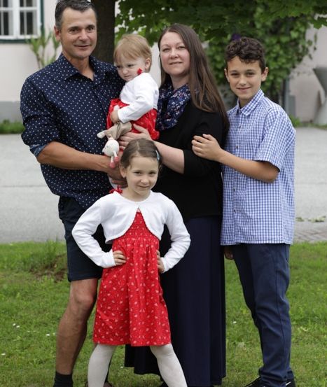 Bild enthält, Photography, Portrait, Grass, People, Blouse, Pants, Park, Dress, Shirt, Tree