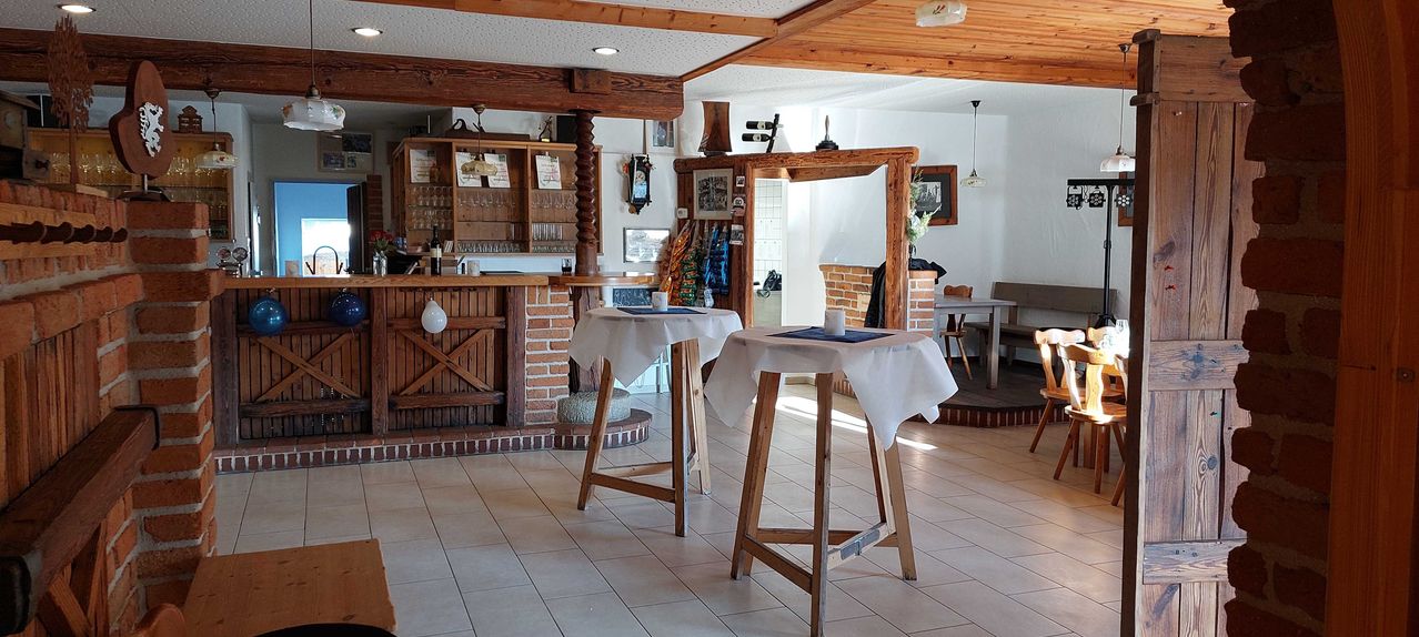 Bild enthält, Indoors, Interior Design, Floor, Wood, Cup, Lamp, Barbershop