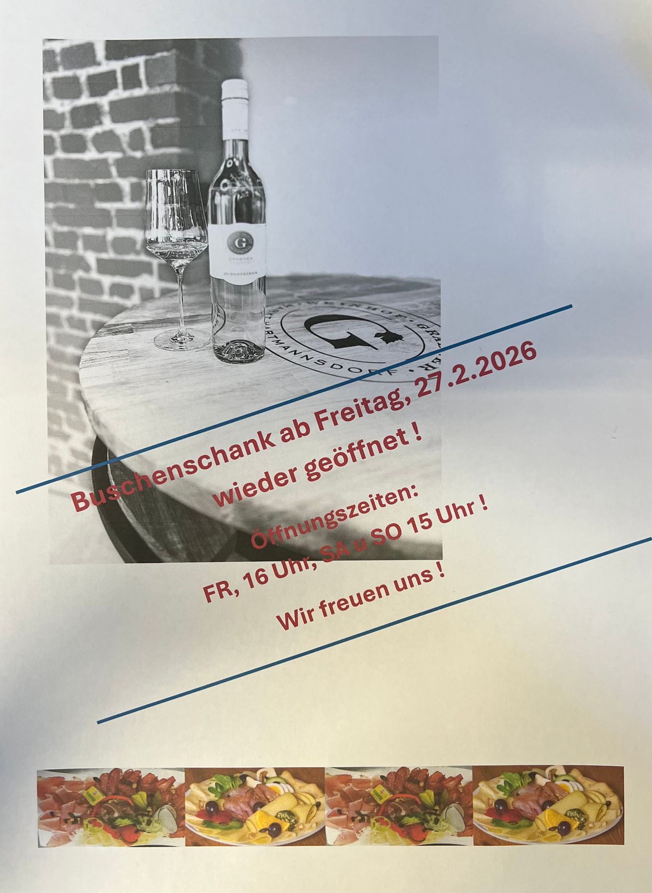 Ein Poster zeigt eine Flasche Wein und ein Weinglas auf einem Holztisch mit einem Veranstaltungsdatum vom 27. Februar 2026. Es steht 'Buschenschank wieder geöffnet!' mit Öffnungszeiten und einer Einladung zu kommen.