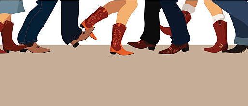 Eine Gruppe von Menschen, die in einer Reihe gehen, jeder trägt verschiedene Cowboy-Stiefel und blaue Jeans, mit leicht gespreizten Füßen.