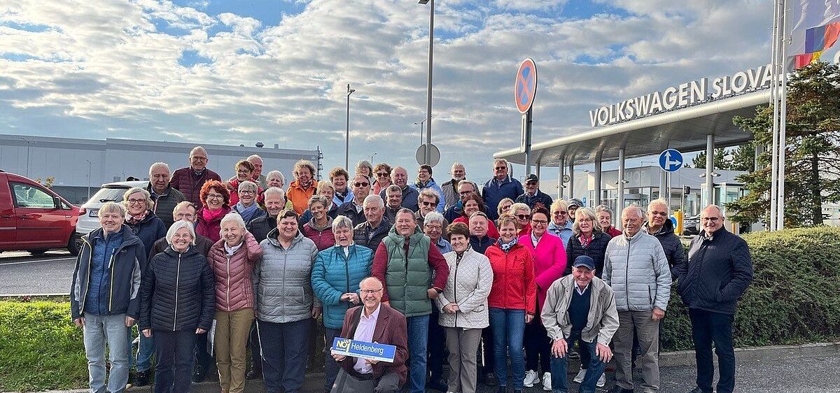 Eine große Gruppe von Menschen steht vor dem Volkswagen-Werk. Sie sind warm gekleidet für das kalte Wetter.