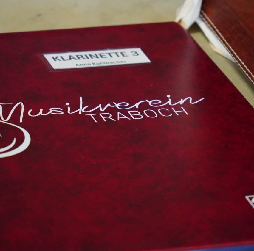 Ein rotes Buch mit dem Titel 'Klarinette 3' von Anna Kohnbacher, Teil der Musikverein Trabach-Sammlung.