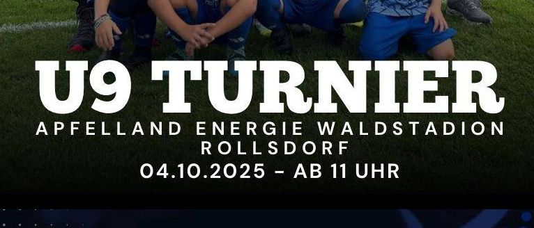 Eine Gruppe Jungen in blauen Trikots, zusammen mit zwei Männern, posiert vor einem Fußballtor. Das Bild enthält den Text 'U9 Turnier' und ein Datum '04.10.2025' unten.