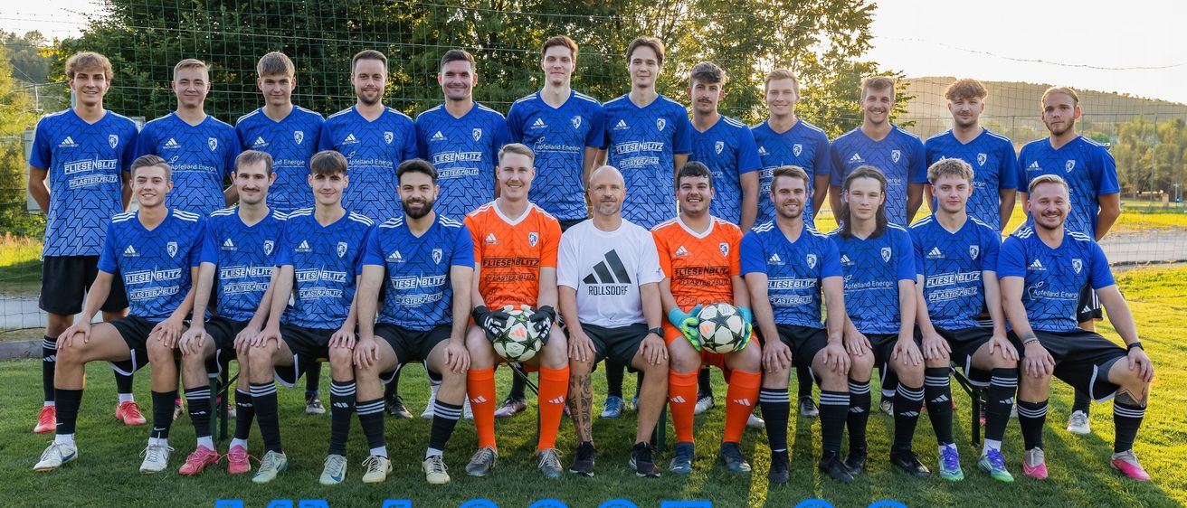 Eine Fußballmannschaft von USV Rollsdorf posiert auf einem Feld für ein Foto und trägt blaue Uniformen. Der Text lautet 'KM 2025/26'.