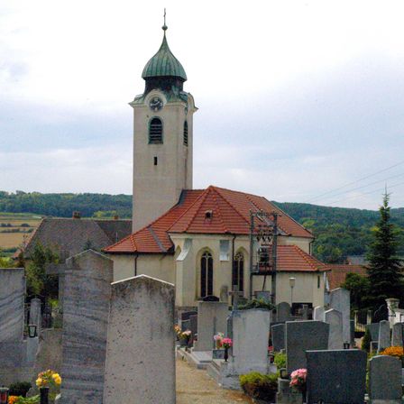Bild enthält, Building, Clock Tower, Tower, Spire, Graveyard, Outdoors, Gravestone, Tomb, Bell Tower