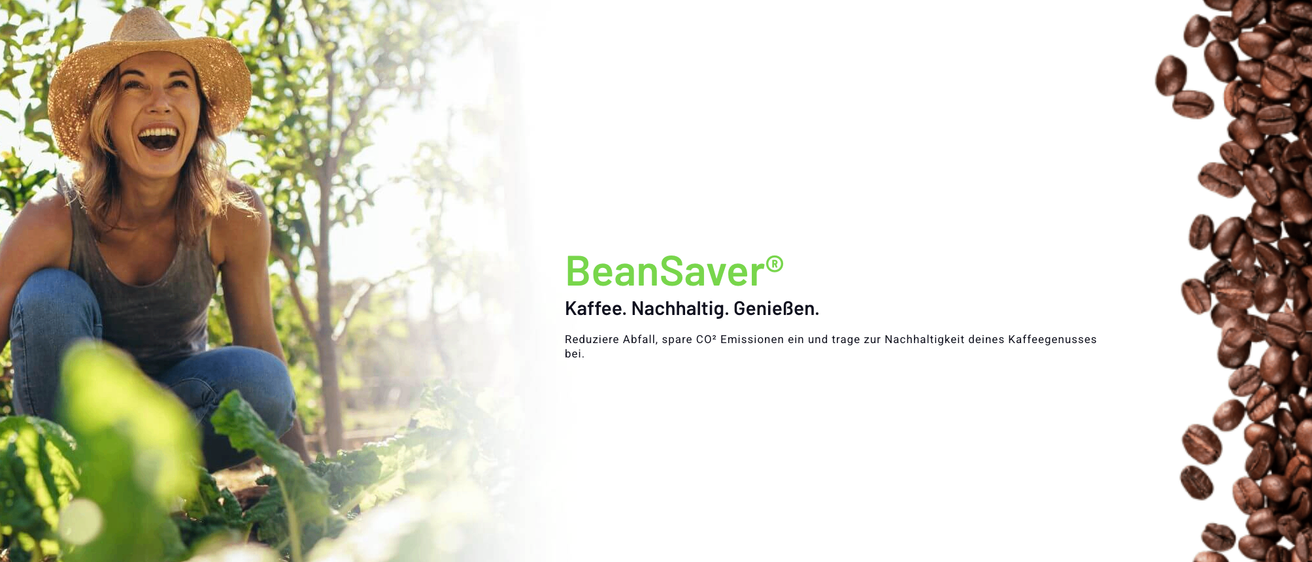 Eine Frau im Garten mit Hut und lächelnd neben dem Logo BeanSaver. Der Text lautet: Kaffee. Nachhaltig. Genieße. Reduziere Abfall, spare CO2-Emissionen ein.