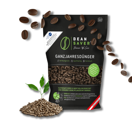 Packung Bean Saver Dünger, geeignet für Kaffeepflanzen, mit einer grünen Pflanze daneben, alles auf weißem Hintergrund.