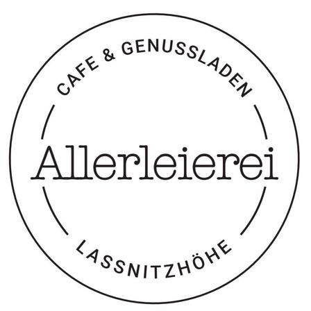 Ein kreisförmiges Logo für das 'Allerleierei' Café und Verkostungsraum. Der Text 'CAFE & GENUSSLADEN' steht in einem Bogen über dem Namen. Der Begriff 'LASSNITZZOHE' steht in einem Bogen unter dem Namen.