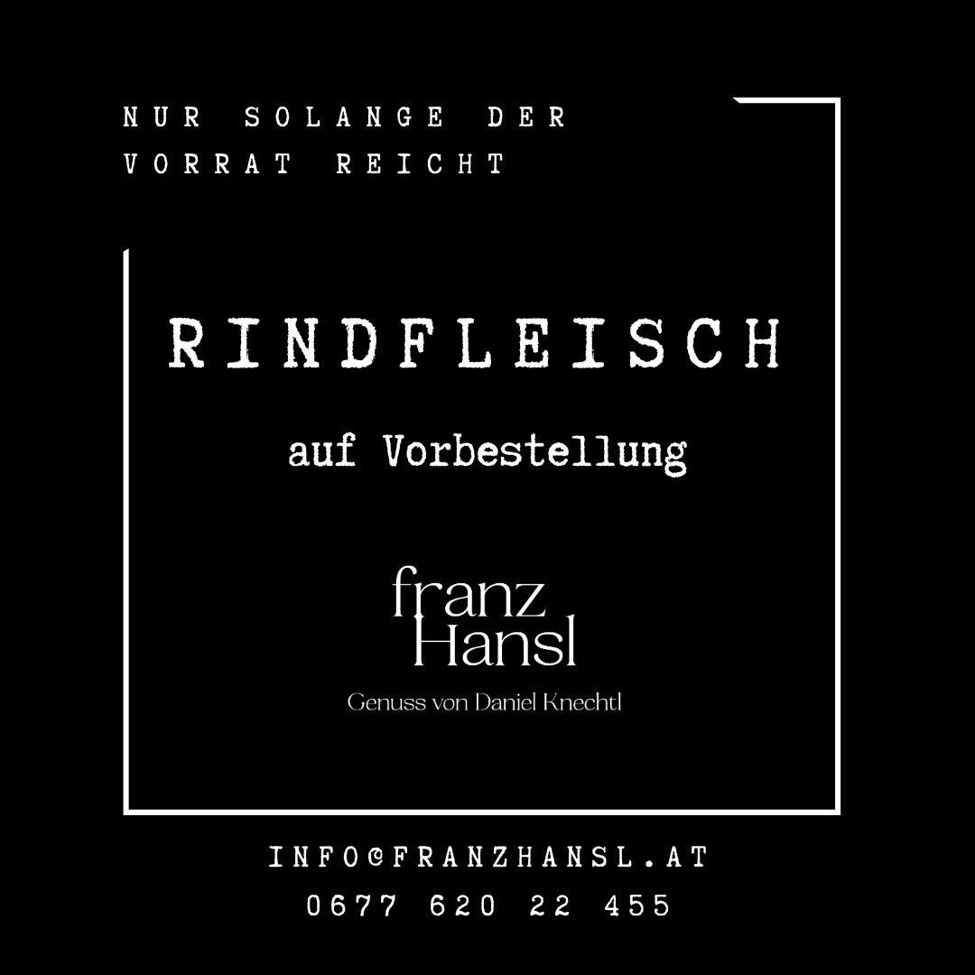 Ein schwarzes Plakat bewirbt Rindfleisch auf Bestellung. Es enthält den Text 'Nur solange der Vorrat reicht', Franz Hansl und Kontaktdaten.