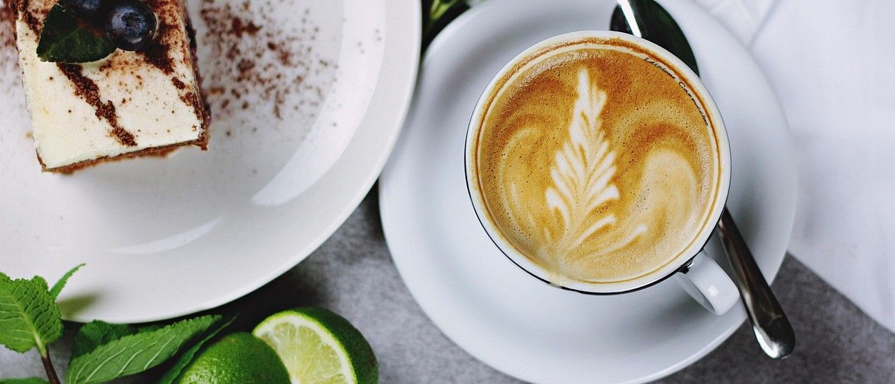 Bild enthält, Beverage, Coffee, Coffee Cup, Bread, Food, Cup, Plate, Latte Art, Fruit, Produce