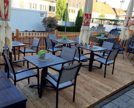 Bild enthält, Indoors, Restaurant, Cafeteria, Furniture, Table, Dining Table, Chair, Cafe, Wood, Tabletop