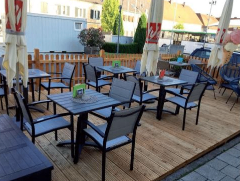 Bild enthält, Indoors, Restaurant, Cafeteria, Furniture, Table, Dining Table, Chair, Cafe, Wood, Tabletop