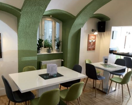 Bild enthält, Dining Room, Dining Table, Furniture, Indoors, Table, Tabletop, Restaurant, Interior Design, Chair, Home Decor