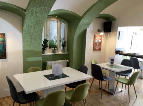 Bild enthält, Dining Room, Dining Table, Furniture, Indoors, Table, Tabletop, Restaurant, Interior Design, Chair, Home Decor